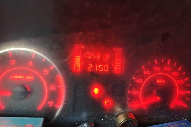 Used Wuling Hongguang V 2022 1.5L Jingqu Edition Enclosed-Window Vehicle with Hydraulic Power Steering LAR Odometer Close Up