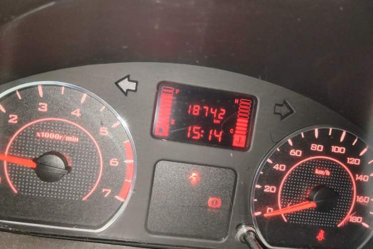 Used Wuling Hongguang V 2022 1.5L Jingqu Edition Enclosed-Window Vehicle with Hydraulic Power Steering LAR Odometer Close Up