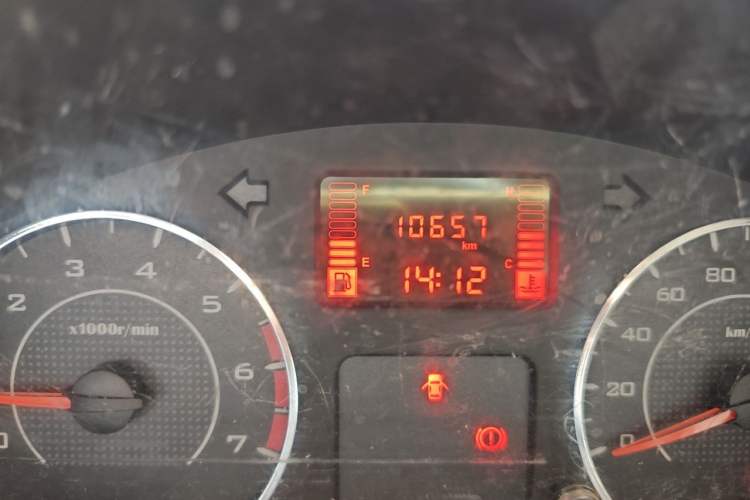 Used Wuling Hongguang V 2022 1.5L Jingqu Edition Enclosed-Window Vehicle with Electric Power Steering LAR Odometer Close Up