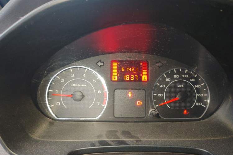 Used Wuling Hongguang V 2022 1.5L Jingqu Edition Enclosed-Window Vehicle with Electric Power Steering LAR Odometer Close Up