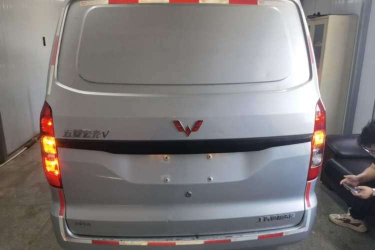 Used Wuling Hongguang V 2022 1.5L Jingqu Edition Enclosed-Window Vehicle with Hydraulic Power Steering LAR Rear