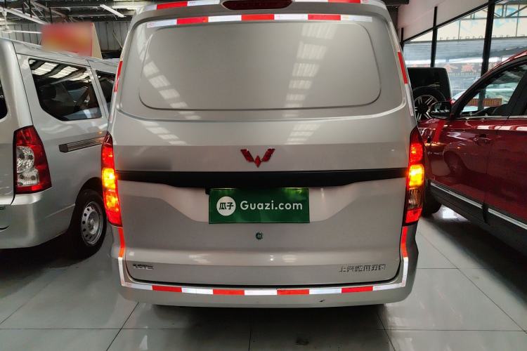 Used Wuling Hongguang V 2022 1.5L Jingqu Edition Enclosed-Window Vehicle with Hydraulic Power Steering LAR Rear