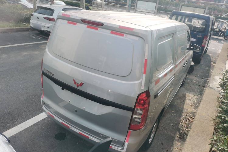 Used Wuling Hongguang V 2022 1.5L Jingqu Edition Enclosed-Window Vehicle with Hydraulic Power Steering LAR Rear Right 45 Deg