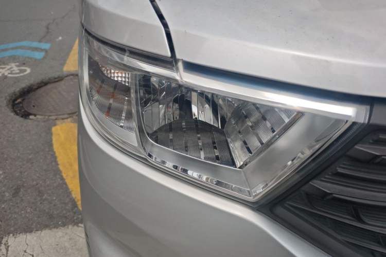 Used Wuling Hongguang V 2022 1.5L Jingqu Edition Enclosed-Window Vehicle with Hydraulic Power Steering LAR Right Front Headlight