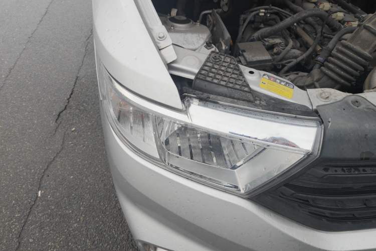 Used Wuling Hongguang V 2022 1.5L Jingqu Edition Electric-Assist LAR Right Front Headlight