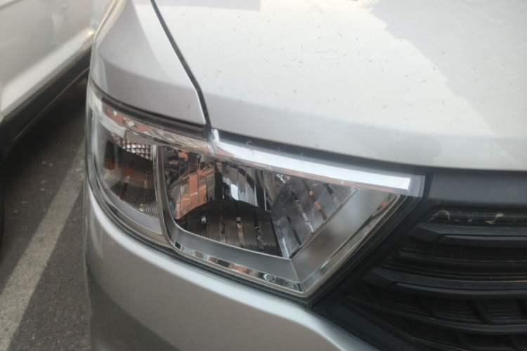 Used Wuling Hongguang V 2022 1.5L Jingqu Edition Electric-Assist LAR Right Front Headlight