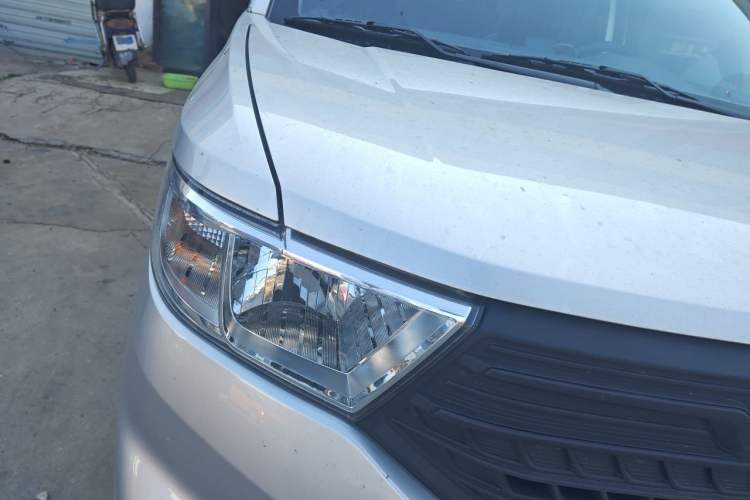 Used Wuling Hongguang V 2022 1.5L Jingqu Edition Electric-Assist LAR Right Front Headlight