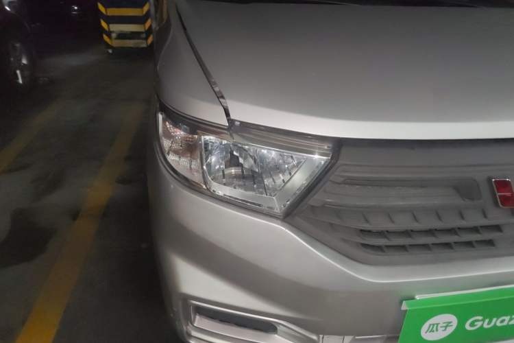 Used Wuling Hongguang V 2022 1.5L Jingqu Edition Electric-Assist LAR Right Front Headlight