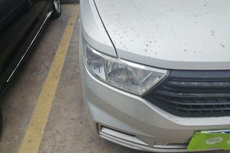 Used Wuling Hongguang V 2022 1.5L Jingqu Edition Electric-Assist LAR Right Front Headlight