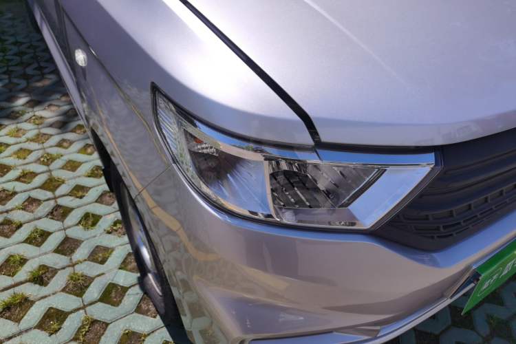 Used Wuling Hongguang V 2022 1.5L Jingqu Edition Electric-Assist LAR Right Front Headlight