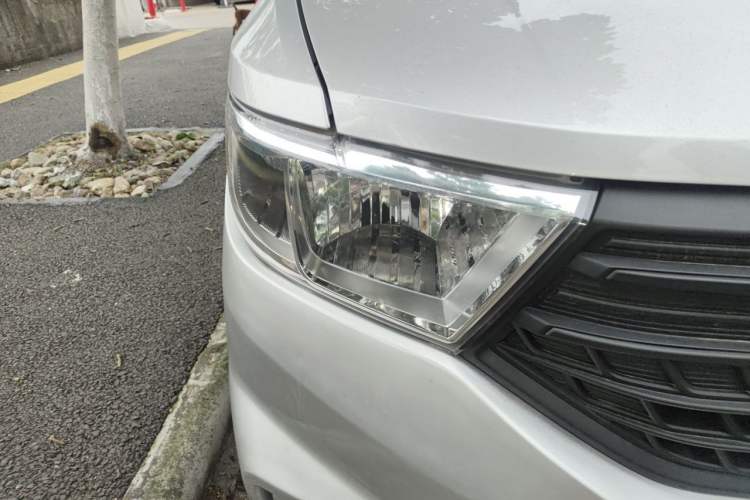 Used Wuling Hongguang V 2022 1.5L Jingqu Edition Electric-Assist LAR Right Front Headlight