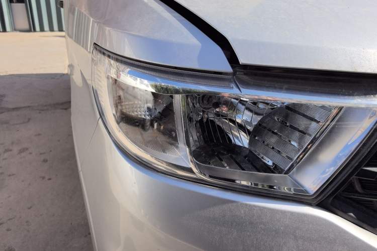 Used Wuling Hongguang V 2022 1.5L Jingqu Edition Electric-Assist LAR Right Front Headlight