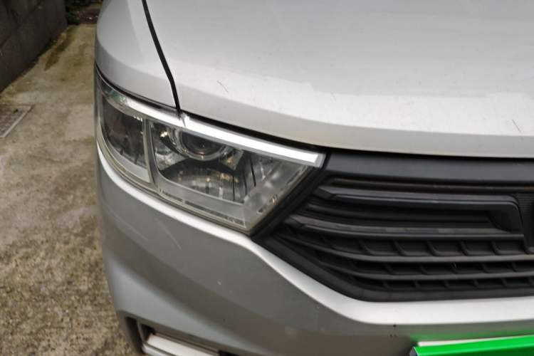 Used Wuling Hongguang V 2022 1.5L Enjoy Edition Electric-Powered LAR Right Front Headlight