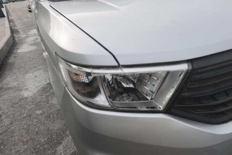 Used Wuling Hongguang V 2022 1.5L Jingqu Edition Enclosed-Window Vehicle with Hydraulic Power Steering LAR Right Front Headlight