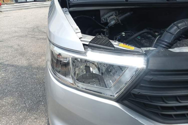 Used Wuling Hongguang V 2022 1.5L Jingqu Edition Electric-Assist LAR Right Front Headlight