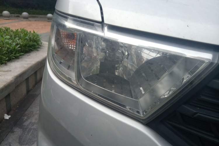 Used Wuling Hongguang V 2022 1.5L Jingqu Edition Electric-Assist LAR Right Front Headlight