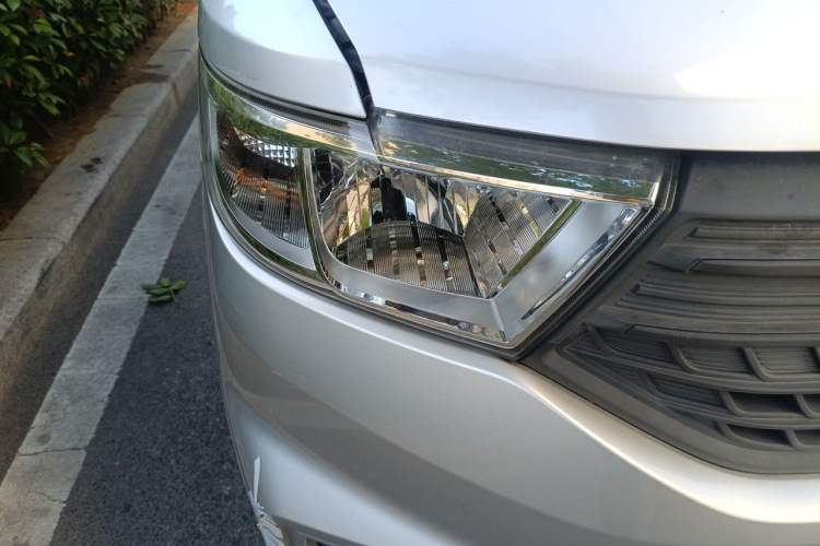 Used Wuling Hongguang V 2022 1.5L Jingqu Edition Enclosed-Window Vehicle with Hydraulic Power Steering LAR Right Front Headlight
