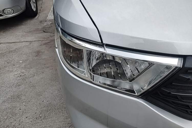 Used Wuling Hongguang V 2022 1.5L Enjoy Edition Electric-Powered LAR Right Front Headlight