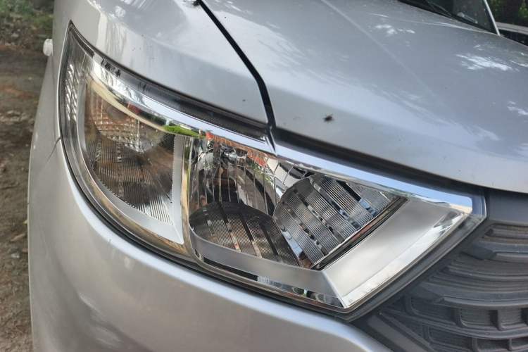 Used Wuling Hongguang V 2022 1.5L Jingqu Edition Enclosed-Window Vehicle with Electric Power Steering LAR Right Front Headlight