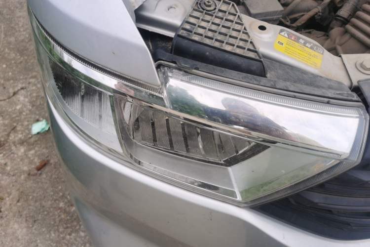 Used Wuling Hongguang V 2022 1.5L Jingqu Edition Enclosed-Window Vehicle with Hydraulic Power Steering LAR Right Front Headlight
