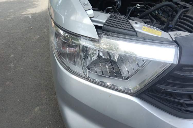 Used Wuling Hongguang V 2022 1.5L Jingqu Edition Electric-Assist LAR Right Front Headlight
