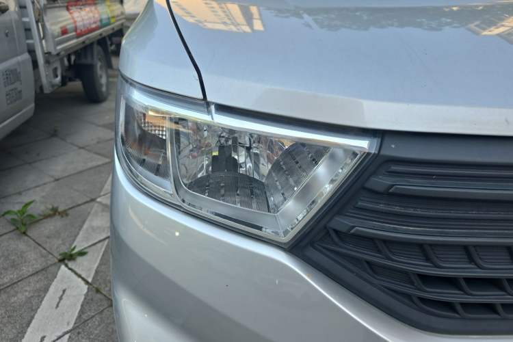 Used Wuling Hongguang V 2022 1.5L Jingqu Version Hydraulic Power Steering LAR Right Front Headlight