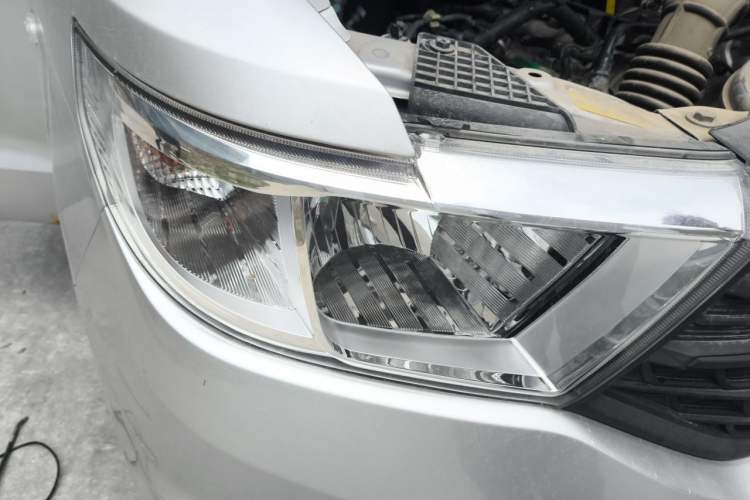 Used Wuling Hongguang V 2022 1.5L Jingqu Edition Enclosed-Window Vehicle with Hydraulic Power Steering LAR Right Front Headlight