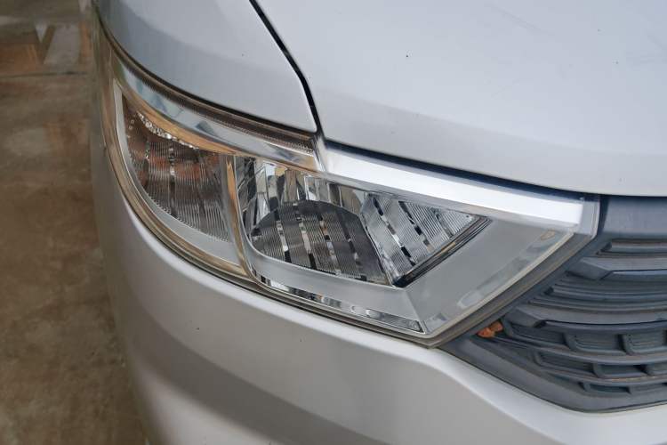 Used Wuling Hongguang V 2022 1.5L Jingqu Version Hydraulic Power Steering LAR Right Front Headlight