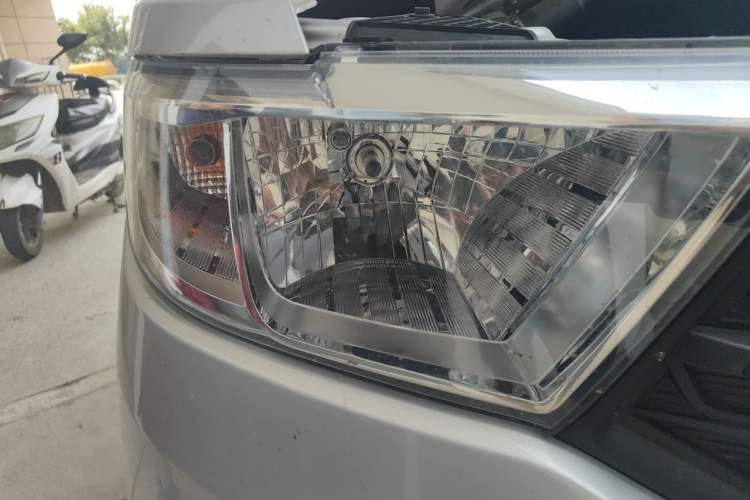 Used Wuling Hongguang V 2022 1.5L Jingqu Edition Electric-Assist LAR Right Front Headlight