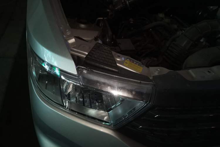 Used Wuling Hongguang V 2022 1.5L Enjoy Edition Electric-Powered LAR Right Front Headlight