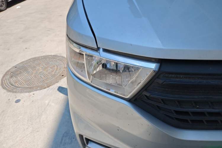 Used Wuling Hongguang V 2022 1.5L Jingqu Edition Electric-Assist LAR Right Front Headlight