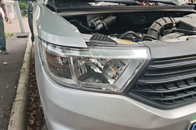 Used Wuling Hongguang V 2022 1.5L Jingqu Edition Electric-Assist LAR Right Front Headlight