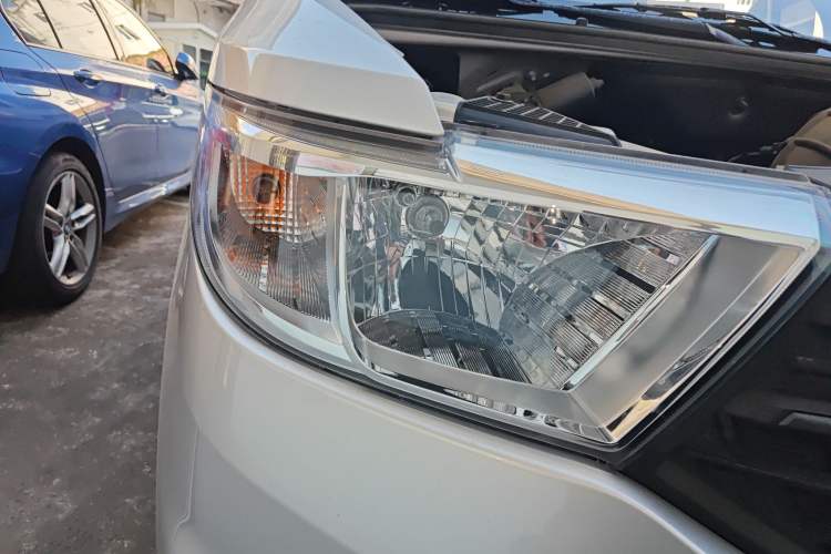 Used Wuling Hongguang V 2022 1.5L Jingqu Edition Electric-Assist LAR Right Front Headlight