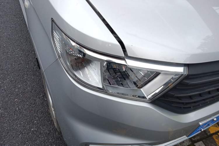Used Wuling Hongguang V 2022 1.5L Jingqu Edition Electric-Assist LAR Right Front Headlight
