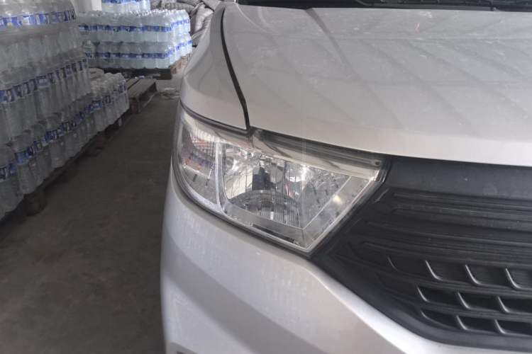 Used Wuling Hongguang V 2022 1.5L Jingqu Edition Electric-Assist LAR Right Front Headlight