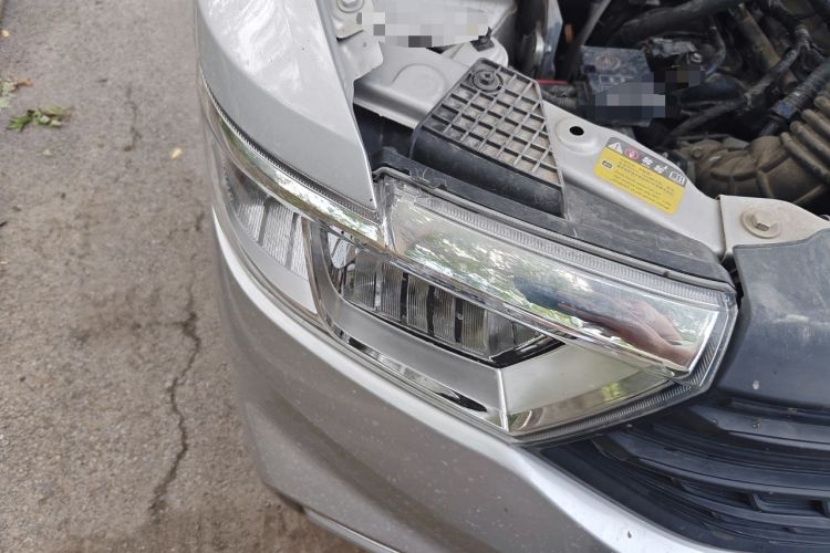 Used Wuling Hongguang V 2022 1.5L Jingqu Edition Enclosed-Window Vehicle with Hydraulic Power Steering LAR Right Front Headlight