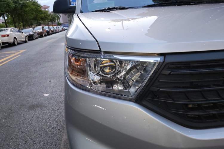 Used Wuling Hongguang V 2022 1.5L Jingqu Edition Electric-Assist LAR Right Front Headlight