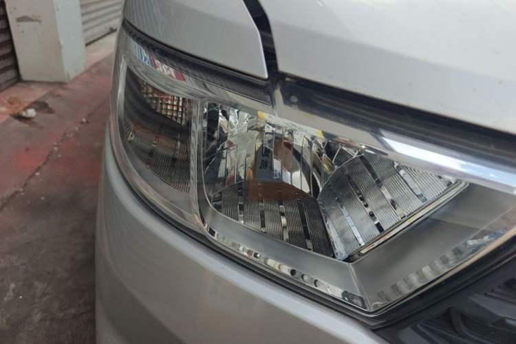 Used Wuling Hongguang V 2022 1.5L Jingqu Edition Electric-Assist LAR Right Front Headlight