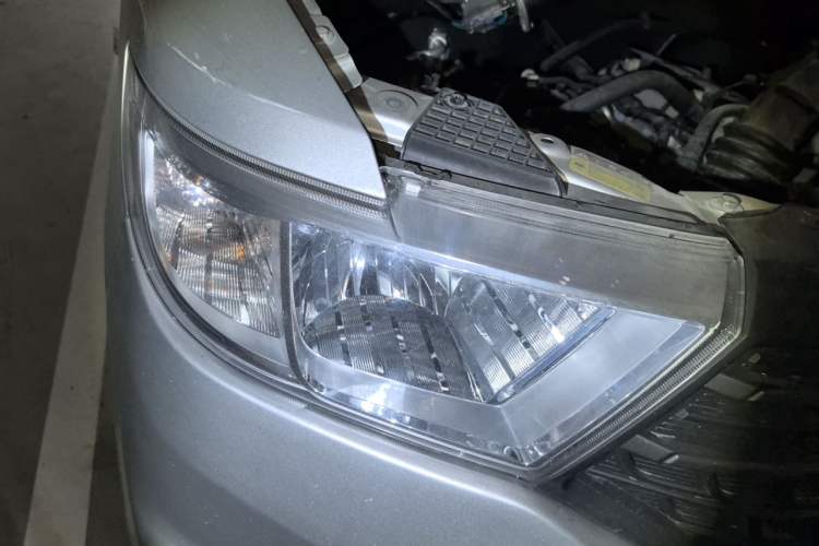 Used Wuling Hongguang V 2022 1.5L Jingqu Edition Enclosed-Window Vehicle with Hydraulic Power Steering LAR Right Front Headlight