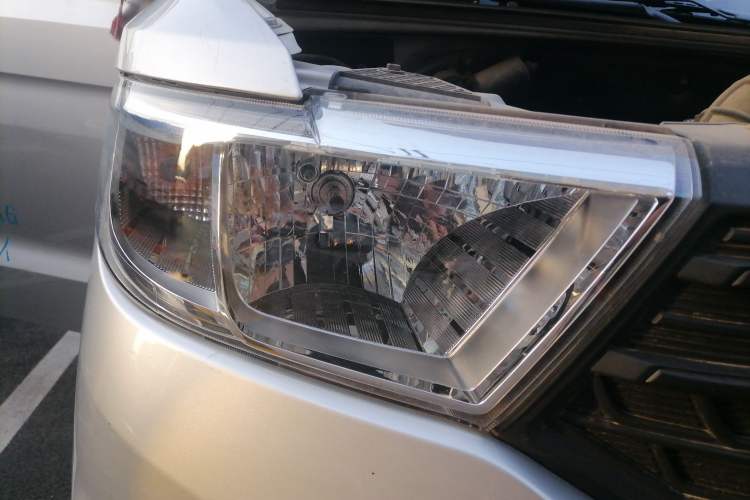 Used Wuling Hongguang V 2022 1.5L Jingqu Edition Enclosed-Window Vehicle with Hydraulic Power Steering LAR Right Front Headlight