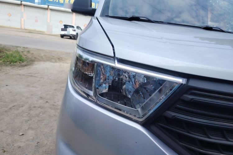 Used Wuling Hongguang V 2022 1.5L Jingqu Edition Enclosed-Window Vehicle with Electric Power Steering LAR Right Front Headlight