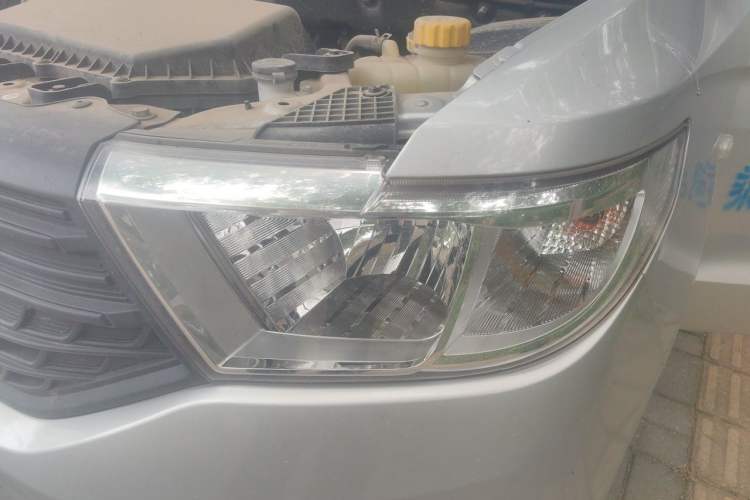 Used Wuling Hongguang V 2022 1.5L Jingqu Edition Enclosed-Window Vehicle with Hydraulic Power Steering LAR Right Front Headlight