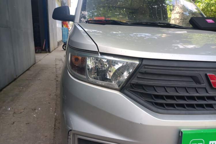 Used Wuling Hongguang V 2022 1.5L Jingqu Edition Enclosed-Window Vehicle with Hydraulic Power Steering LAR Right Front Headlight
