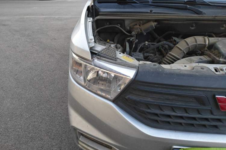 Used Wuling Hongguang V 2022 1.5L Jingqu Edition Enclosed-Window Vehicle with Hydraulic Power Steering LAR Right Front Headlight