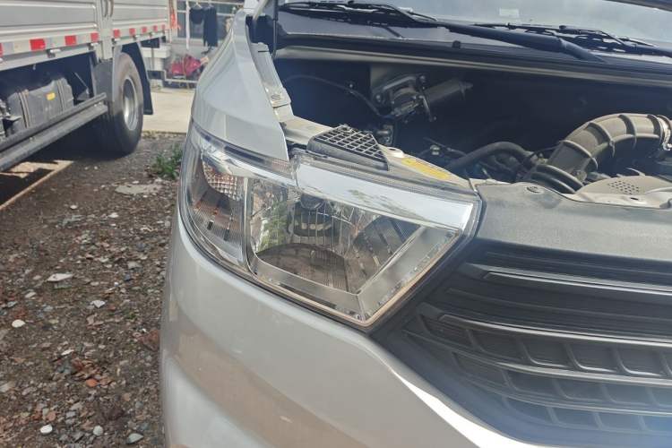 Used Wuling Hongguang V 2022 1.5L Jingqu Edition Electric-Assist LAR Right Front Headlight