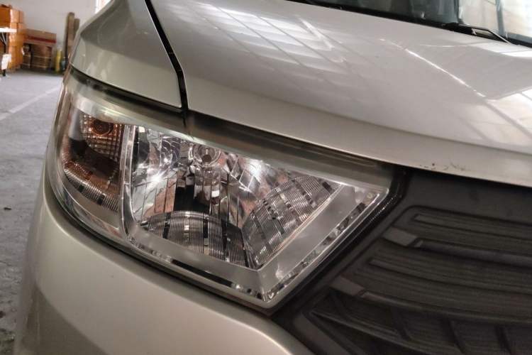 Used Wuling Hongguang V 2022 1.5L Jingqu Edition Enclosed-Window Vehicle with Hydraulic Power Steering LAR Right Front Headlight
