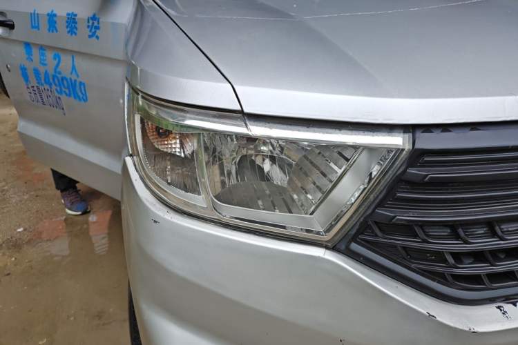Used Wuling Hongguang V 2022 1.5L Jingqu Edition Enclosed-Window Vehicle with Electric Power Steering LAR Right Front Headlight