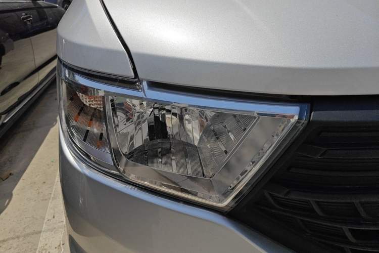 Used Wuling Hongguang V 2022 1.5L Enjoy Edition Electric-Powered LAR Right Front Headlight