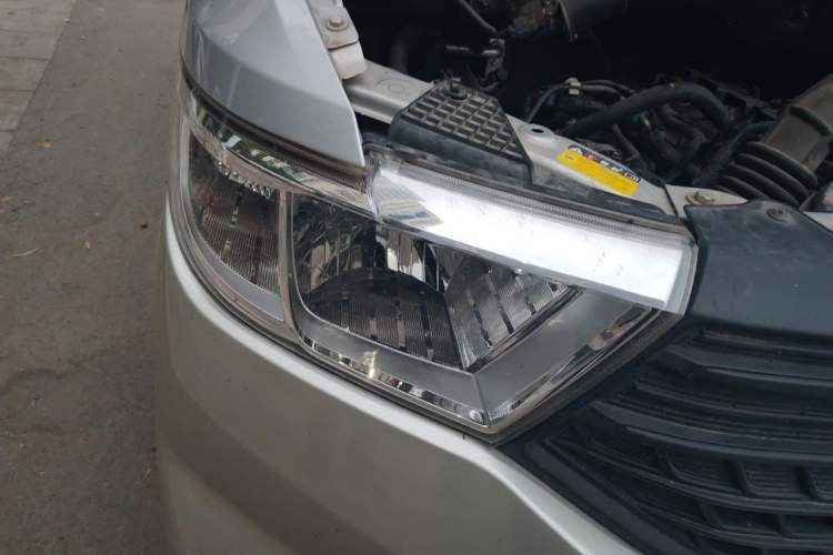 Used Wuling Hongguang V 2022 1.5L Jingqu Edition Enclosed-Window Vehicle with Electric Power Steering LAR Right Front Headlight
