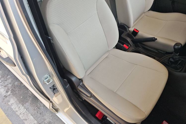 Used Wuling Hongguang V 2022 1.5L Jingqu Edition Enclosed-Window Vehicle with Hydraulic Power Steering LAR Right Front Seat